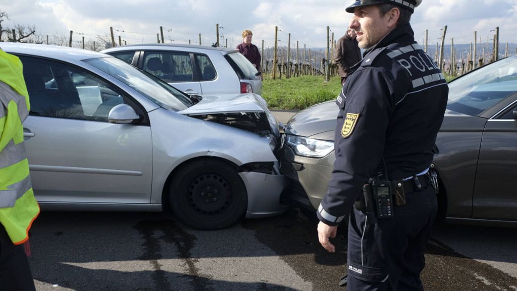 In Stuttgart-Zuffenhausen: 20-Jährige verursacht Unfall mit vier Fahrzeugen