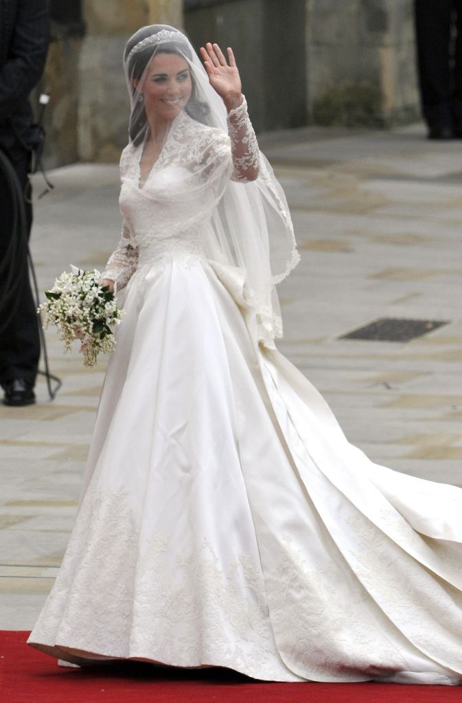 Das Kleid I: Nicht nur Royal-Fans verschlug es den Atem als Kate Middleton 2011 aus der Kutsche stieg, mit der sie zu ihrer Hochzeit in die Westminster Abbey fuhr. Das Kleid war bis zu diesem Zeitpunkt eines der streng gehüteten Geheimnisse des britischen Königshaus...
