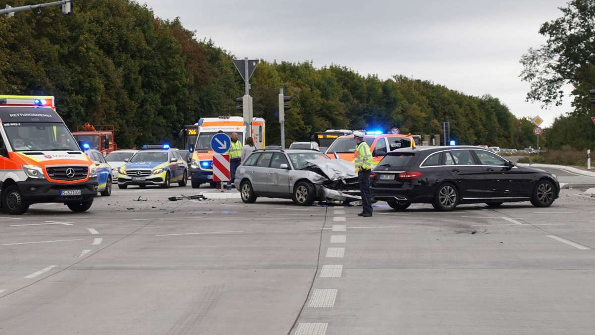 Unfall in Böblingen: Zwei Menschen bei Frontalzusammenstoß schwer verletzt