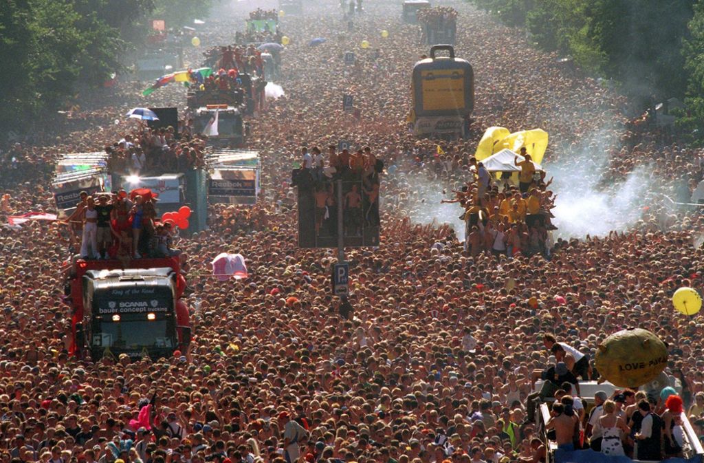 Das Motto des Loveparade-Erfinders Dr. Motte hieß „Friede, Freude, Eierkuchen“. Die erste Love Parade fand 1989 als friedliche, mit Techno-Musik unterlegte Demonstration am Kurfürstendamm statt. Etwa 150 Menschen nahmen teil. In den folgenden zehn Jahren wurden es immer mehr. Im Jahr 1999 waren es laut den Veranstaltern knapp 1,5 Millionen. Ab 1996 wurde der Ku’Damm zu eng und man wich auf die Straße des 17. Juni aus.