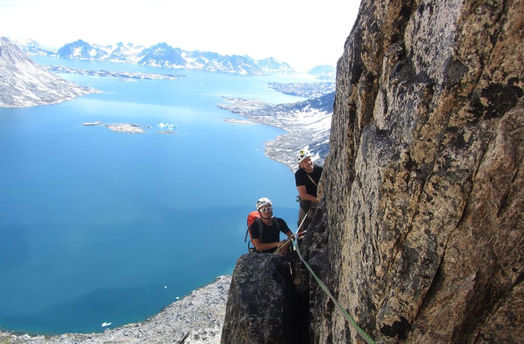 Do geht’s nauffi: Im Juli 2012 bestieg Andy Holzer (rechts) den 973 Meter hohen Nunatak, der höchste Berg des Mittivakkat. Dieser 1993 erstmals geodätisch vermessene Gletscher befindet sich auf der Insel Ammassalik im südöstlichen Grönland knapp 100 Kilometer südlich des Polarkreises.