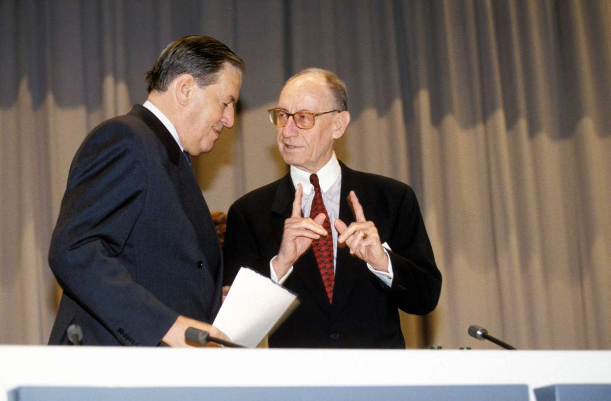 Ein Mann mit bekanntem Namen steht an der Spitze des Konzerns: Edzard Reuter rückt 1987 an die Spitze, sein Vater Ernst Reuter war in der Nachkriegszeit Regierender Bürgermeister von Berlin. Das Bild zeigt ihn gemeinsam mit Aufsichtsratschef Hilmar Kopper (links).