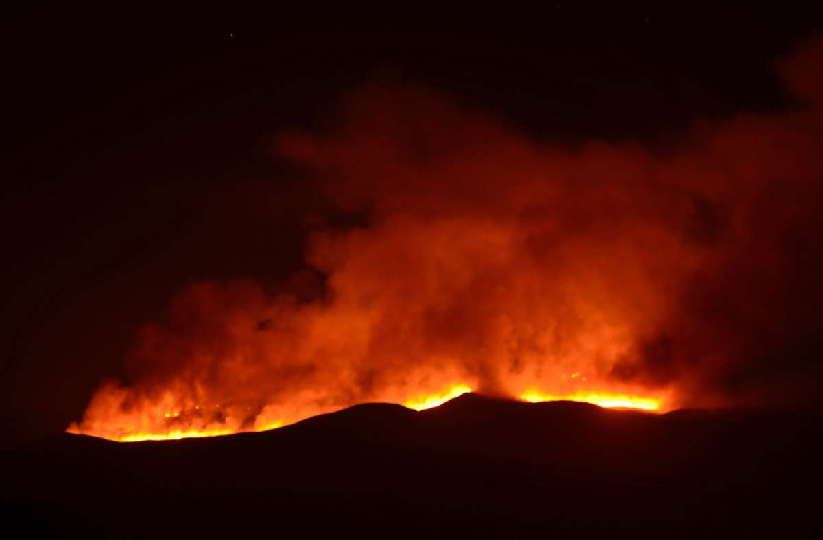 Hell scheinen die Flammen eines Feuers auf dem Kilimandscharo. Auf dem Kilimandscharo ist ein Feuer ausgebrochen. Rettungsdienste versuchen, das Feuer auf dem mit 5895 Metern höchsten Berg Afrikas zu löschen.