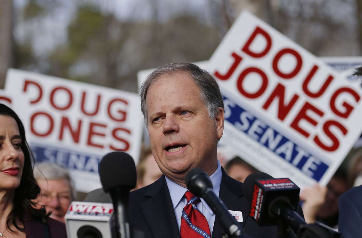 Mit seiner Niederlage im Rennen um seinen Senatssitz ist es wahrscheinlicher geworden, dass Biden Doug Jones (66) für den Posten des Justizministers in Erwägung zieht. Der Demokrat aus Alabama hat eine enge Beziehung zu Biden und wäre eine glaubwürdige Figur, wenn es um Bürgerrechte geht.