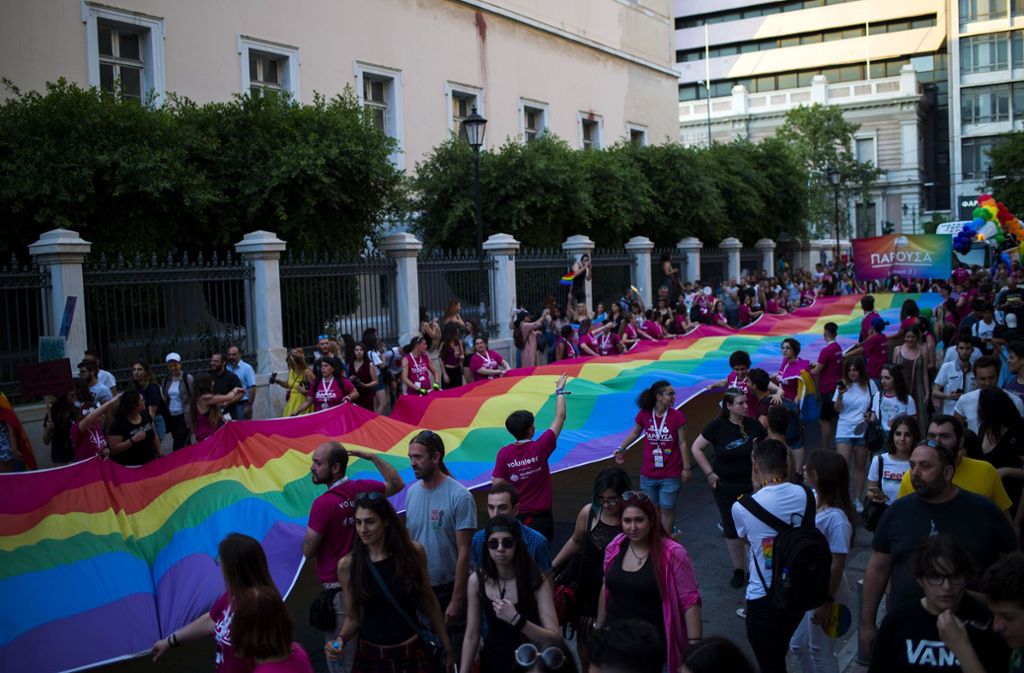 In Athen gingen tausende Menschen bei der Gay-Pride-Parade auf die Straße und hüllten die Stadt in Regenbogenfarben.