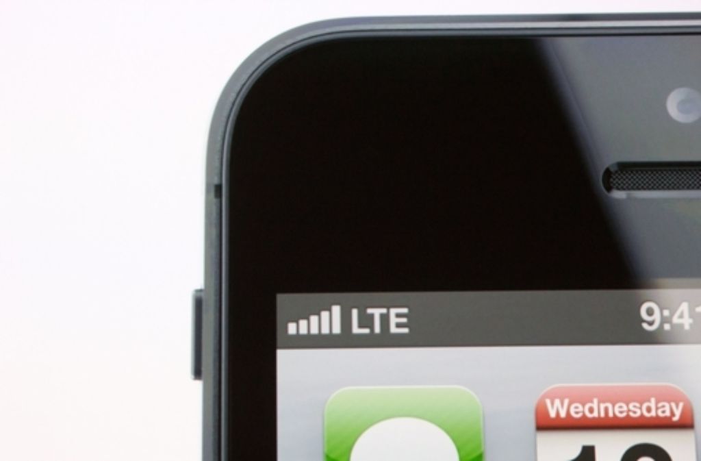 2012 wurde das iPhone 5 präsentiert, das erstmalig die schnelle Übertragungsrate LTE unterstützte – allerdings nur für Telekom-Kunden. Zudem führte Apple den „Lightning“-Anschluss ein. Doch es gab auch Ärger mit dem neuen iPhone: Das Gehäuse der Telefone zeigte auch bei vorsichtigem Gebraucht deutliche Abnutzungsspuren. Im Internet beklagten die Kunden sich über dieses „Scuff Gate“. Auch Apples Navigationssoftware „Apple Maps“ wurde für ihre oft unsinnige Routenführung verspottet.