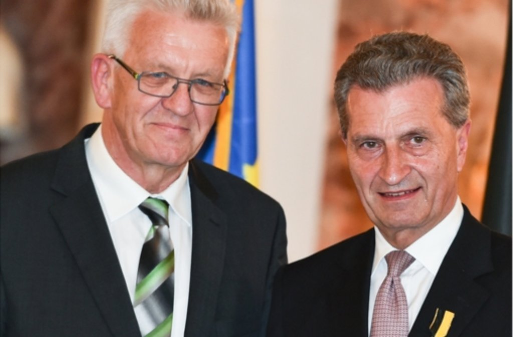 Winfried Kretschmann (links) hat die Verdienste des Ex-Ministerpräsidenten Günther Oettinger  gewürdigt. Foto: dpa