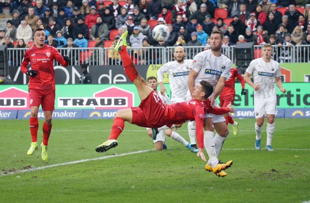 Eine besondere Erfahrung macht Mario Gomez mit dem Videobeweis. Gleich drei Treffer werden nach Überprüfung der Szene zurückgenommen. Der VfB verliert daraufhin mit 1:2.