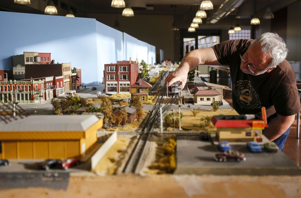 Peter Speiser von der SMR-Interessengemeinschaft befreundeter Modellbahner aus Stuttgart präsentiert in Korntal auf fast zwölf Metern Länge eine Bahnhofsanlage im amerikanischen Stil.