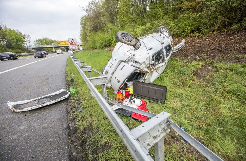 Bei einem schlimmen Verkehrsunfall in Stuttgart-Vaihingen ist am Dienstagnachmittag ein 19-Jähriger schwer verletzt worden.