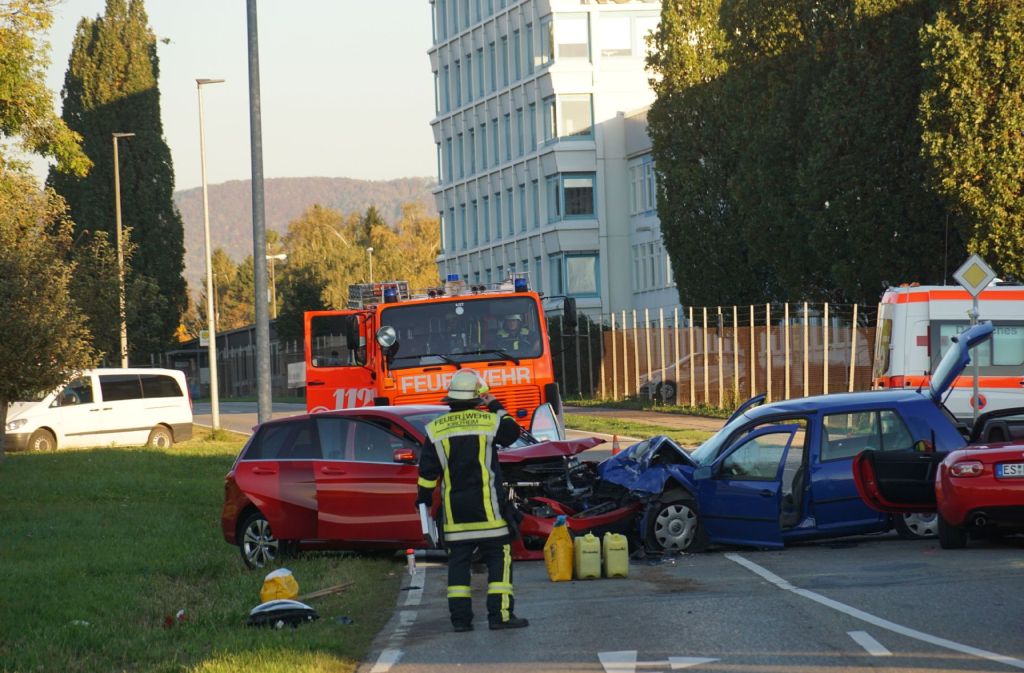 Die Verletzten wurden nach dem Unfall in der „Neue Straße“ in Kirchheim unter Teck zunächst in Krankenhäuser eingeliefert.