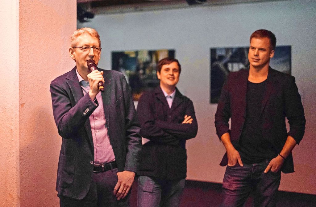 Von links: StZ-Chefredakteur Joachim Dorfs, StZ-Autor Ingmar Volkmann und Fotograf Marc Schäfer bei der Vernissage zur Ausstellung 24HSTGT.