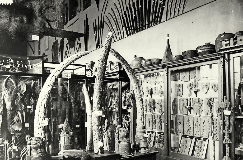 Blick in eine alte Ausstellung des Linden-Museums in den 20er Jahren