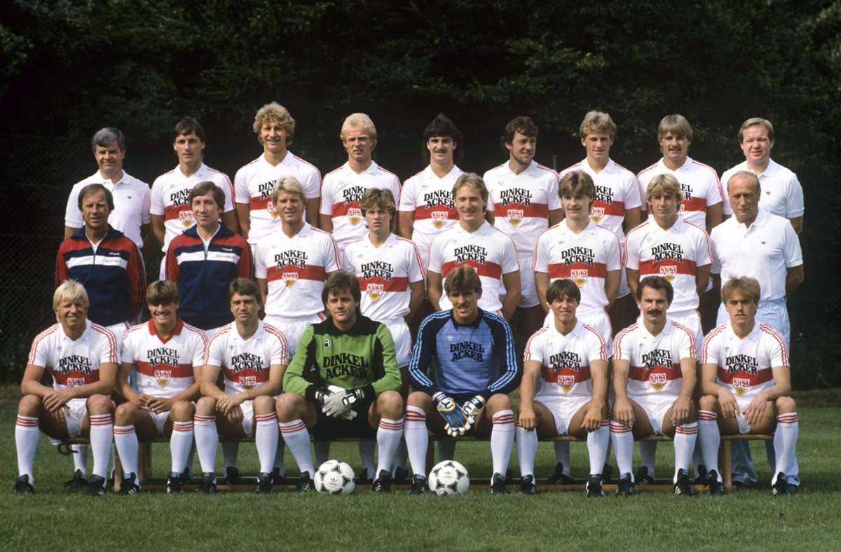 Der Meister hat gut lachen: der VfB vor der Saison 1984/1985. Neu dabei: Jürgen Klinsmann.