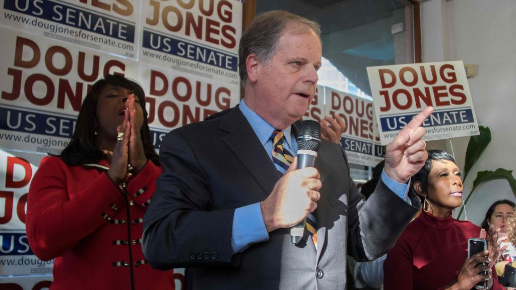  Die Wahlniederlage des republikanischen Kandidaten Roy Moore bei der Senatswahl in Alabama ist auch für Donald Trump ein herber Rückschlag. Ein Beleg für einen Stimmungswechsel in den USA ist dies aber nicht, meint der Washington-Korrespondent Karl Doemens. 