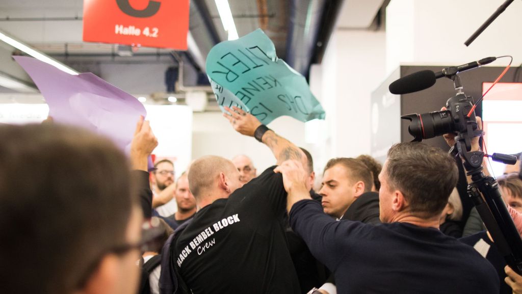  Der Umgang mit der Neuen Rechten hat die Frankfurter Messe von Beginn an beschäftigt. Beim Besuch des AfD-Rechtsaußen Björn Höcke kommt es am Samstag zu Konfrontationen und einem großen Polizeieinsatz. 