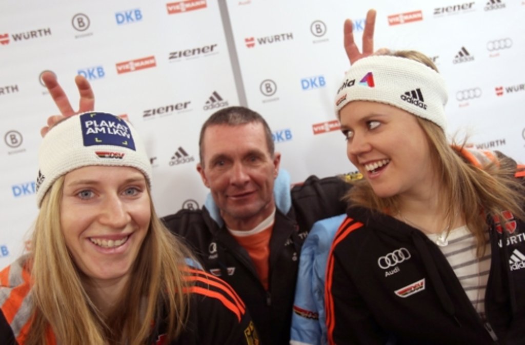 Veronique Hronek (links), Coach Markus Anwander und Viktoria Rebensburg.