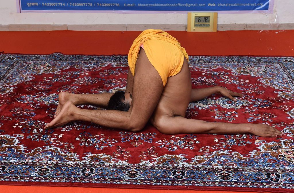 Der indische Yoga-Lehrer Mahesh Yogiji bei dem Versuch, die längste Yoga-Stunde der Welt durchzuführen.