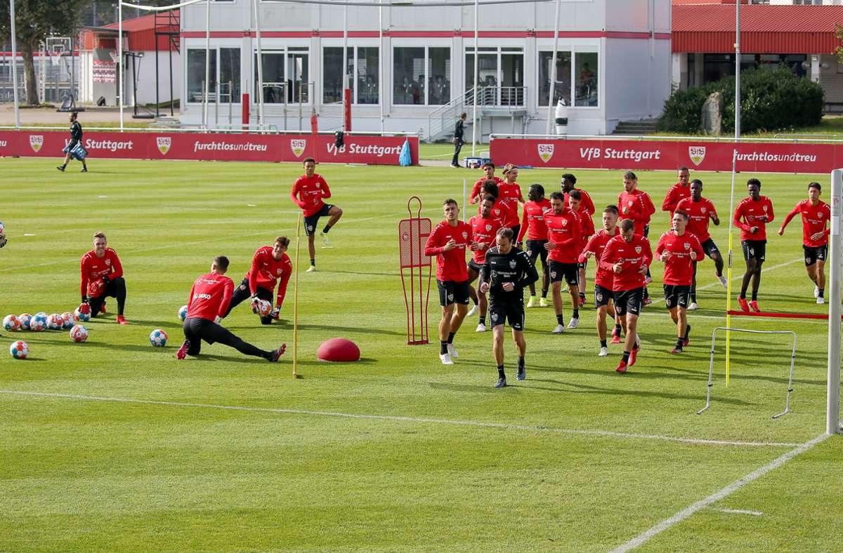 Mit 20 Feldspielern, darunter auch Chris Führich und Naoui Ahamada, ist der VfB am Dienstagmorgen in die Trainingswoche gestartet.