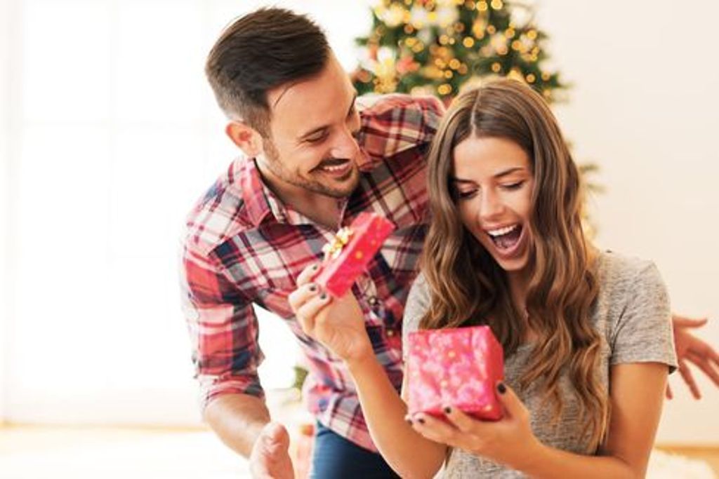 Auch dieses Jahr wird es unterm Weihnachtsbaum wieder viele strahlende Gesichter geben, denn die meisten Deutschen greifen recht tief in die Tasche, um ihren Lieben eine Freude zu bereiten.