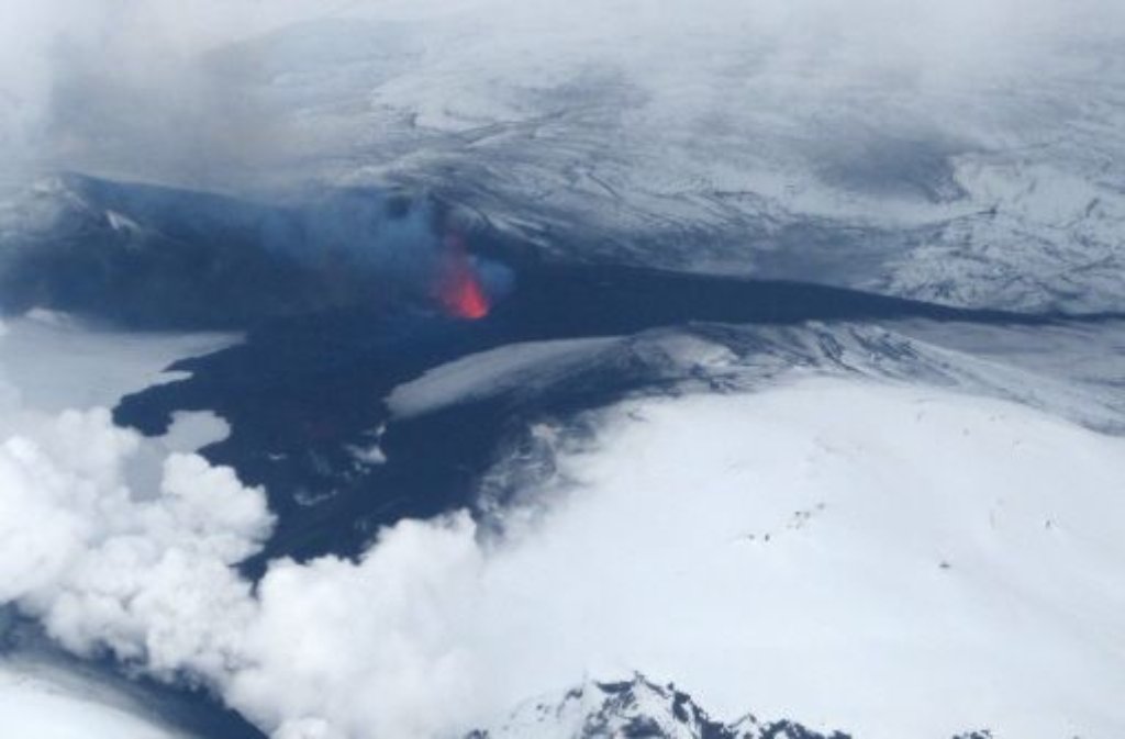 Luftaufnahme des Eyjafjallajökull auf Island: Der Vulkan spuckt weiter Lava und Asche.