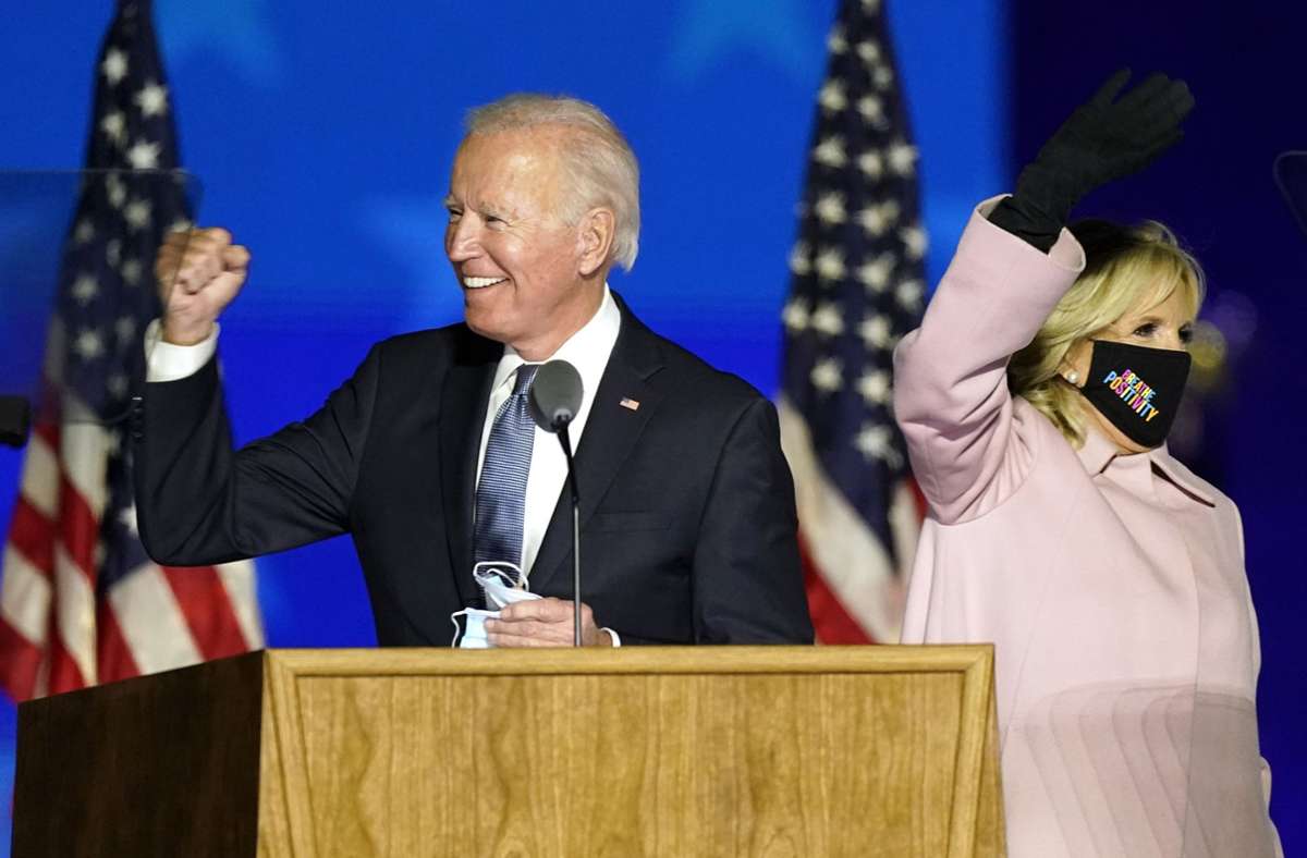 Joe Biden mit seiner Frau Jill in der Wahlnacht. Foto: AP/Andrew Harnik