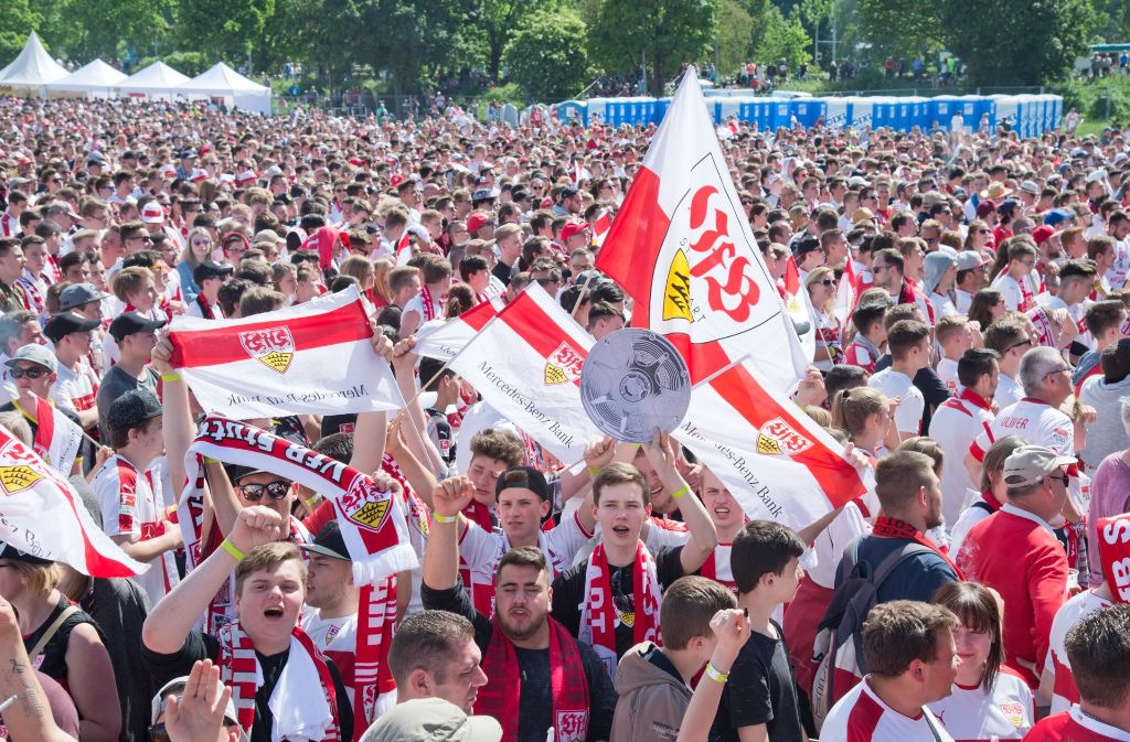 Die Fans des VfB Stuttgart auf dem Cannstatter Wasen