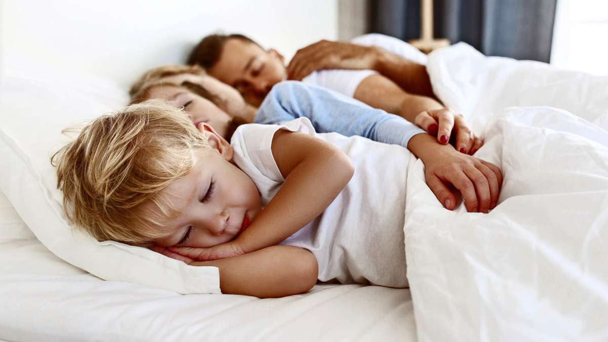  Schlafen als Privatangelegenheit ist ein eher deutsches Phänomen. Von ruhigen Nächten träumen dennoch viele Eltern. Hilft ein großes Familienbett dabei, dass alle besser schlafen können? 