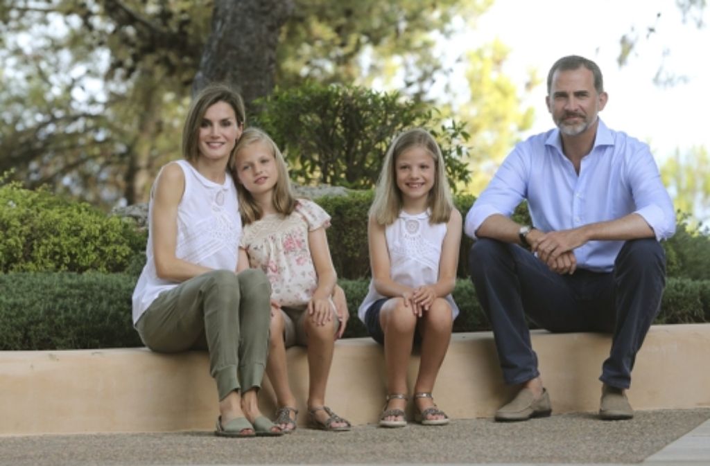 Die spanische Königsfamilie macht Urlaub auf Mallorca und hat die Presse zum Fototermin gebeten: Königin Letizia, ihr Mann Felipe und die Töchter Leonor (zweite von links) und Sofia erholen sich im Mariventpalast.