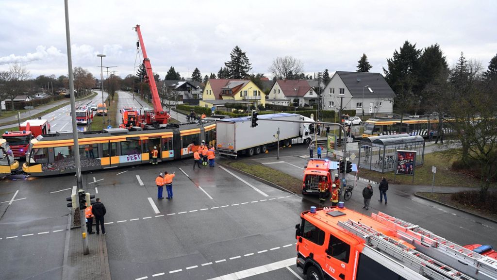 Schwerer Unfall in Karlsruhe: Viele Verletzte nach Crash von Straßenbahn und Laster