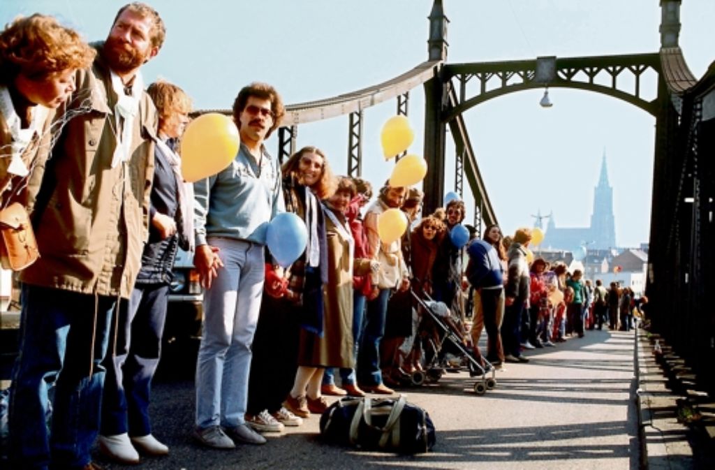 Auf diesem Bild wird mit Luftballons auf einer Brücke vor dem Ulmer Münster. Die von der Friedensbewegung initiierte Aktionswoche endete am 21. und 22. Oktober 1983 mit Großkundgebungen in verschiedenen Städten gegen die Stationierung neuer amerikanischer Mittelstreckenraketen in Europa.
