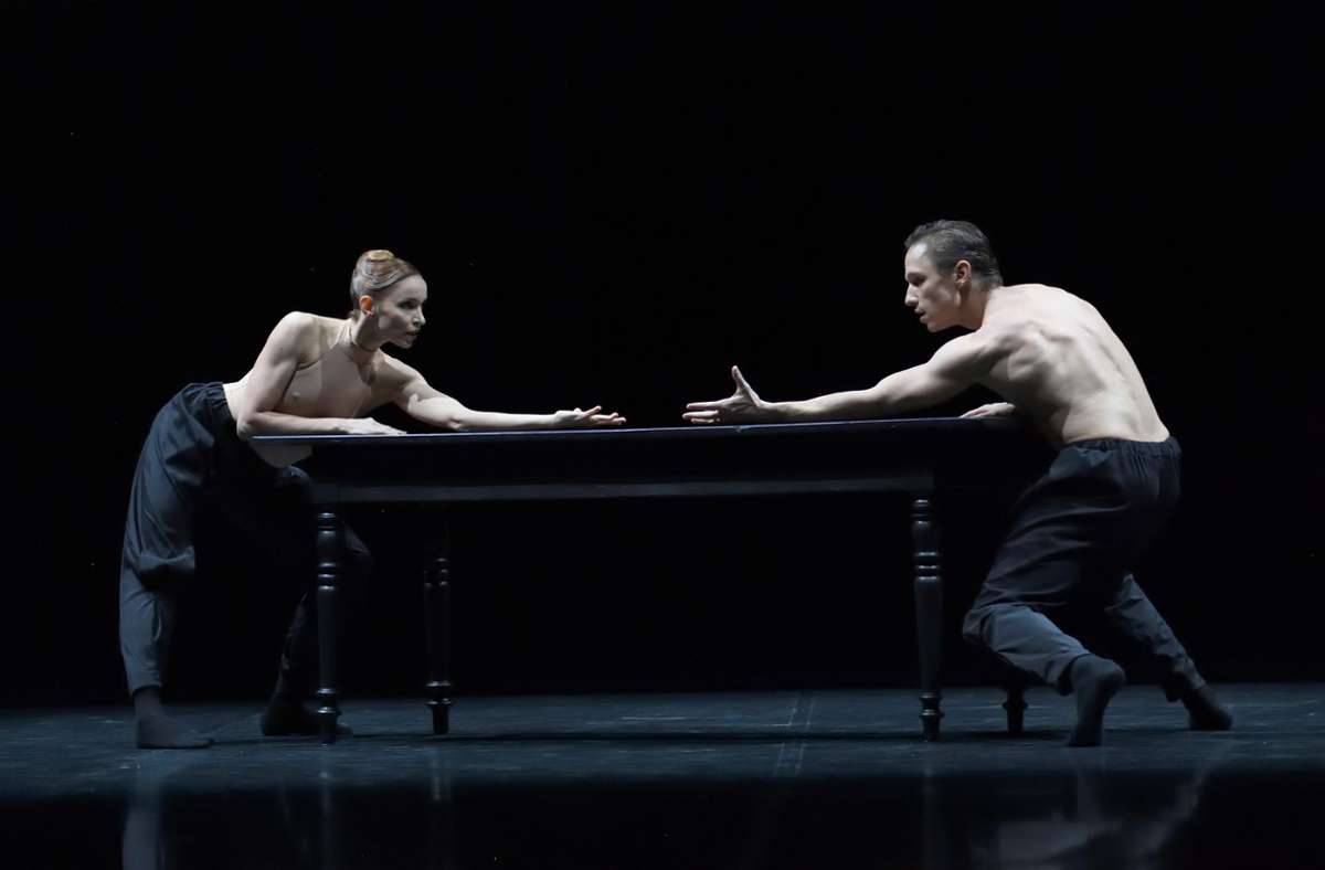 Miriam Kacerova und Roman Novitzky in „Aedis“