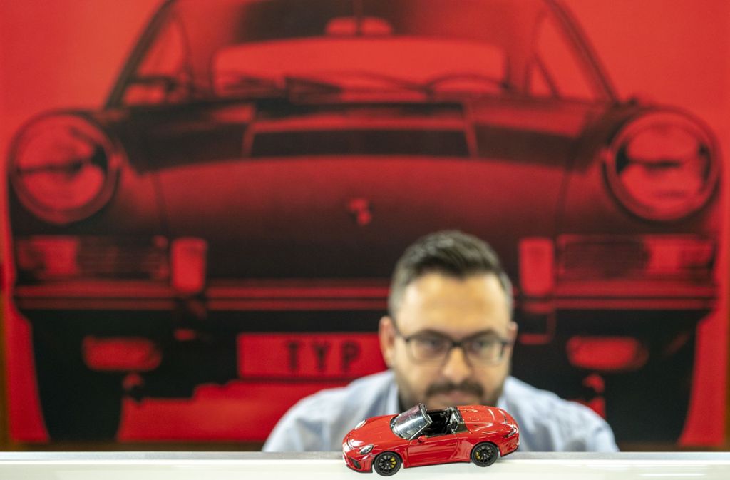 Rot in rot: Auch wenn dieser Mitarbeiter es vor Augen hat, das Auto ist bei vielen Ideen nur noch ein sogenannter „Touchpoint“. Der Porsche-Fahrer steht im Mittelpunkt.