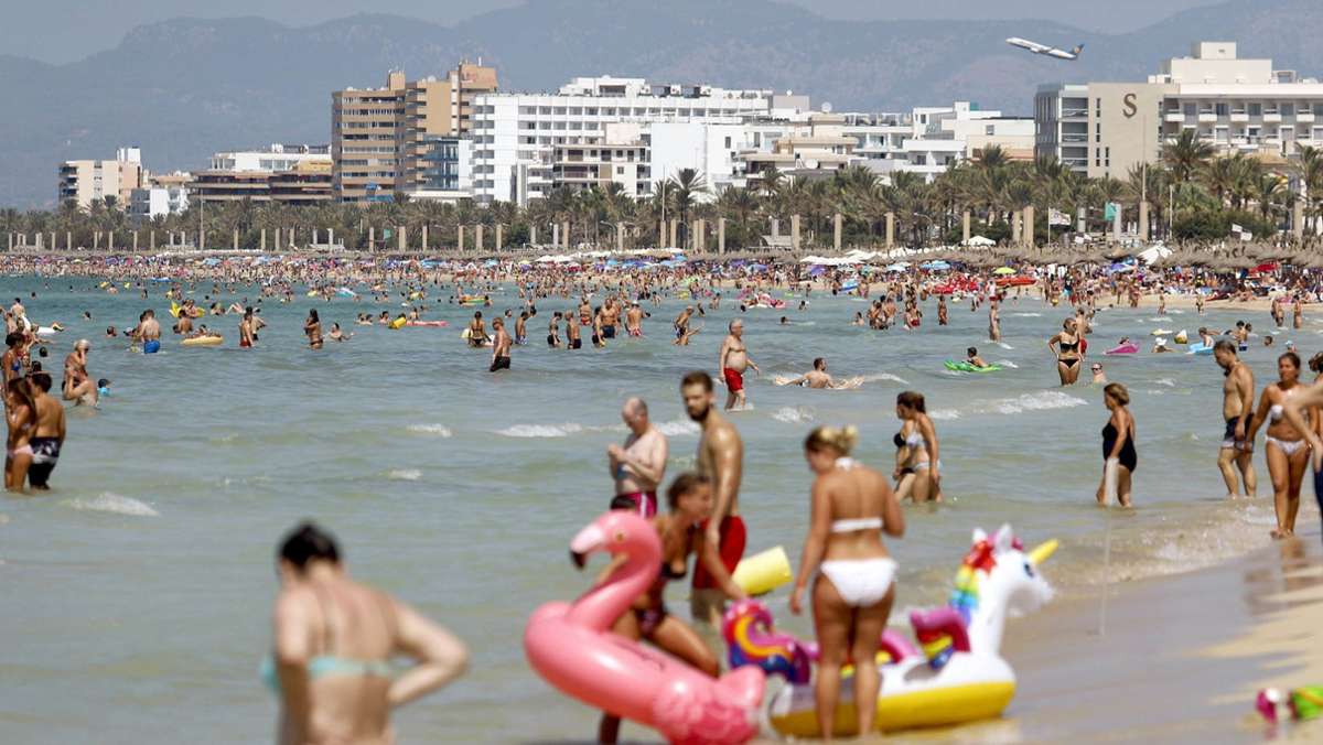 Corona-Maßnahmen auf Mallorca: Polizeihubschrauber vertreibt Strandurlauber im Tiefflug