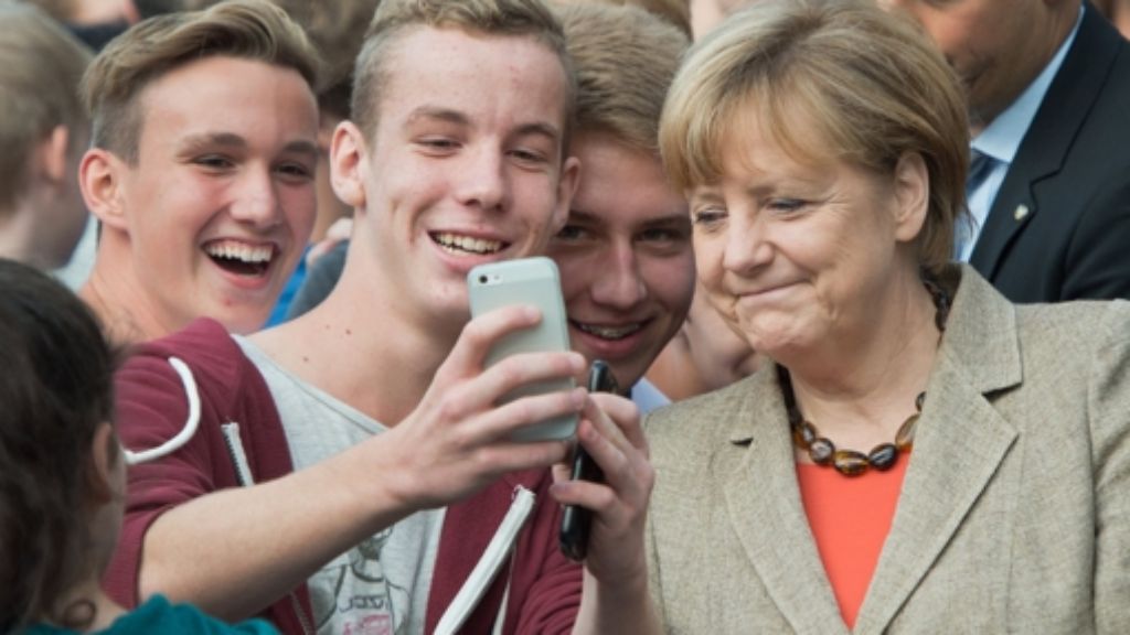 Kanzlerin besucht Schule: Schüler-Selfies mit Merkel