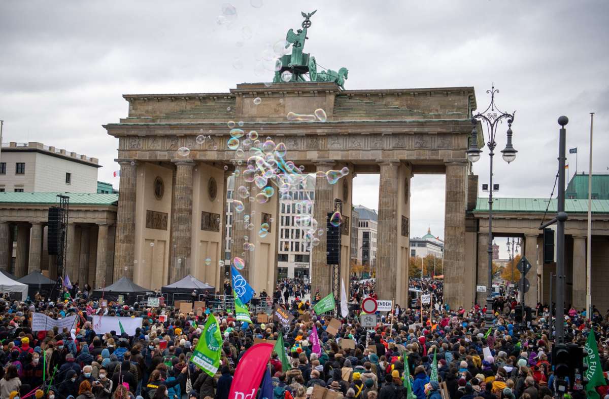 Tausende Menschen haben in Berlin für einen besseren Klimaschutz demonstriert.
