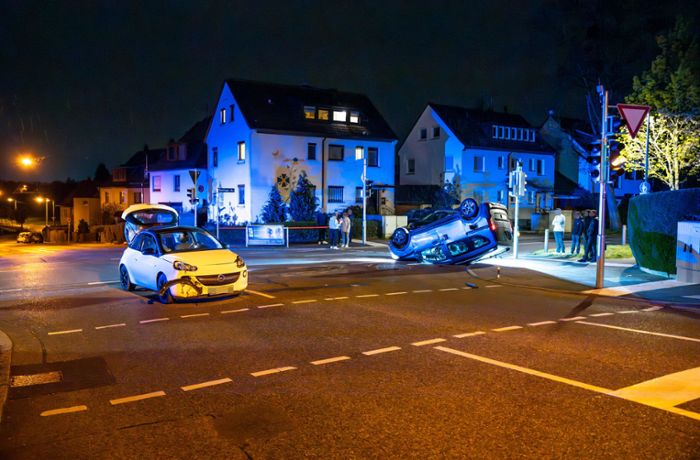 Stuttgart-Degerloch: Auto überschlägt sich bei Unfall an Kreuzung