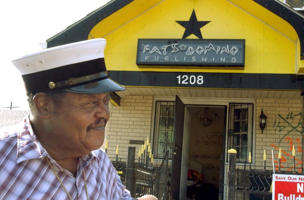 Fats Domino steht am 16. Oktober 2005 nach dem Hurrikan Katrina vor seinem Büro in New Orleans, aus dem er nur drei seiner 21 Goldenen Schallplatten retten konnte.