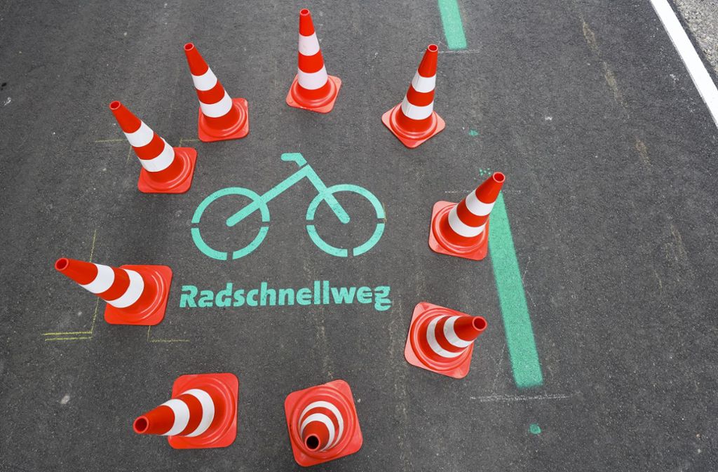 Der Radschnellweg ist durch weiße Randmarkierungen mit grünem Begleitstrich sowie Piktogrammen gekennzeichnet.
