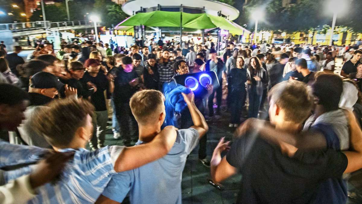  Mehrere Hundert junge Leute haben am Samstagabend auf dem Marienplatz und an anderen Orten in der Stadt gefeiert. Die mitternächtliche Sperrung verlief laut Polizei ohne Zwischenfälle. 