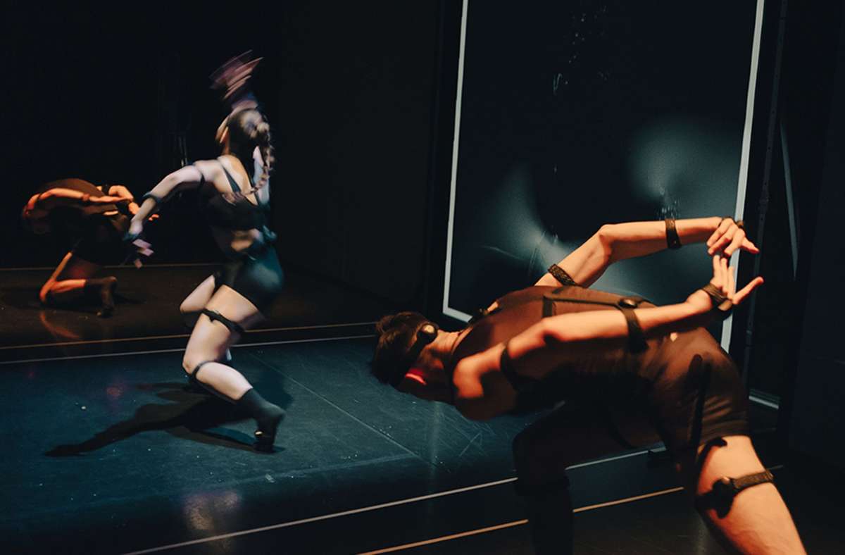 Tanz, der sich in jeder Hinsicht technisch weit vorwagt? Den bringt der Brite Alexander Whitley in „Anti-Body“ am 9. und 10. Juli auf die Bühne: Tänzer treten mit ihren Avataren in einen Dialog, Bits und Bytes treffen auf expressive Körper.
