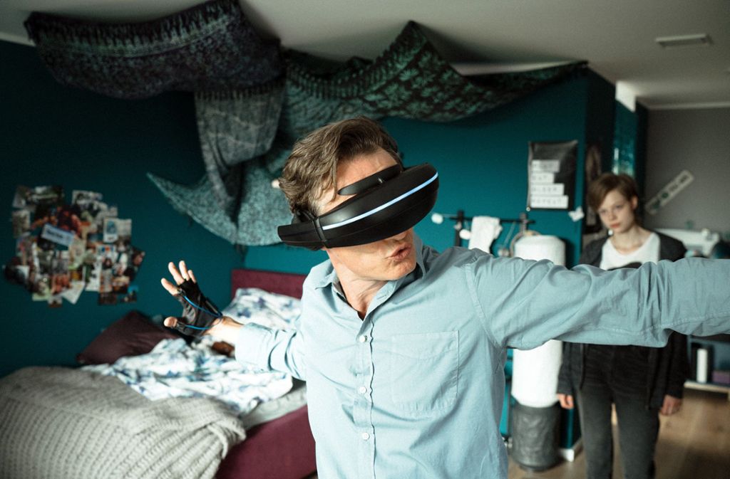 Frank Reitwein (Oliver Masucci) probiert das VR-Spiel von Tochter Jennifer (Emma Bading) aus.