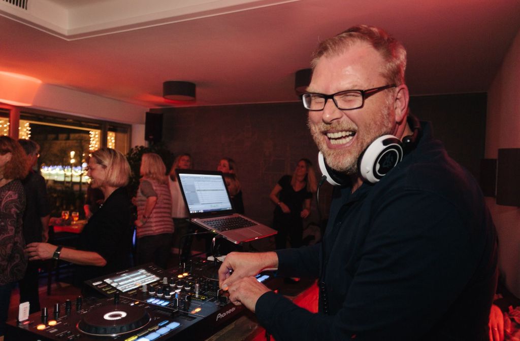 DJ-Legende Uwe Sontheimer legt im Café Königsbau auf.