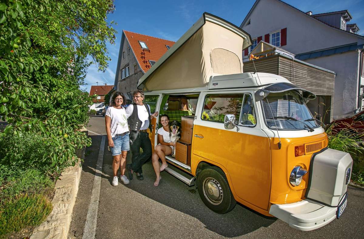 Heidrun, Hans und Johanna Hägele lieben ihren alten VW Bus, der sie schon auf vielen Urlaubsfahrten begleitet hat.