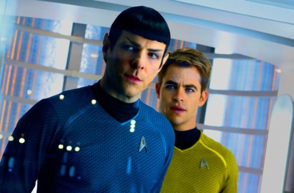 Die Offiziere Spock (Zachary Quinto, links) und Kirk (Chris Pine) geben Aufgaben nur ungern an ihre Schiffsmannschaft ab.