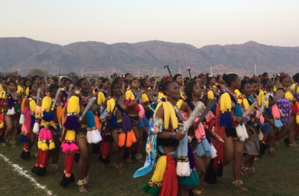 Die Frauen tanzen und singen dabei zu Ehren des Königs von Swasiland.