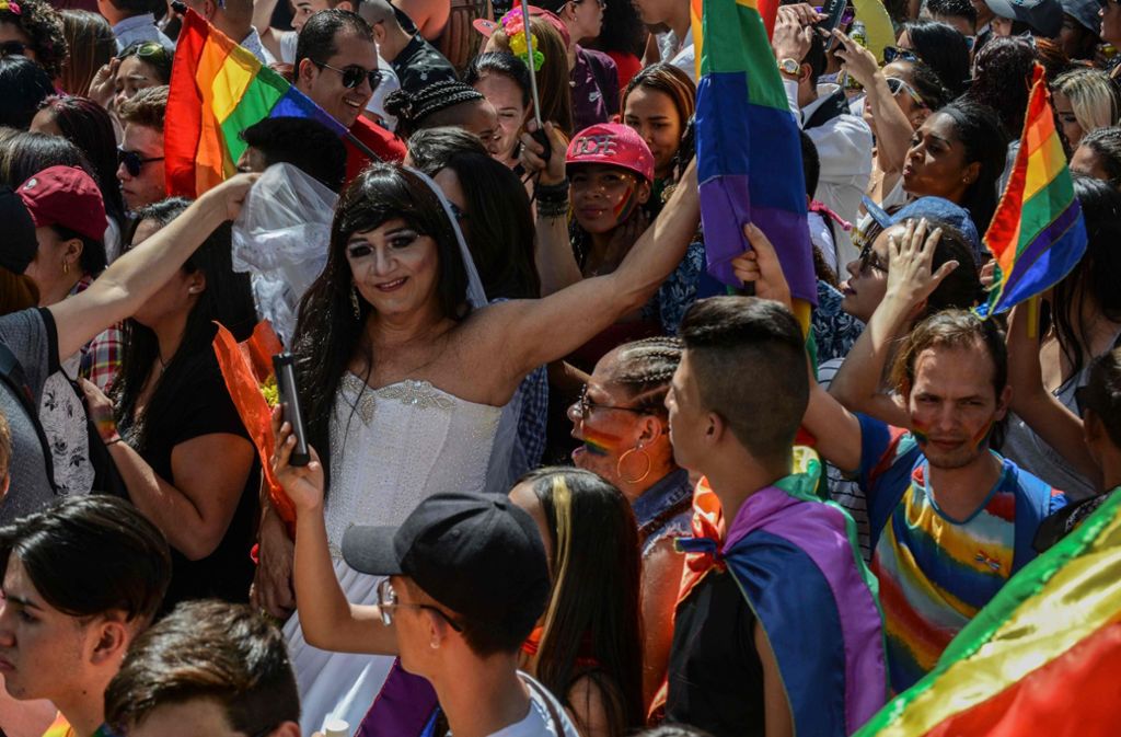 Das alles gibt es jedoch in Kolumbien, eins der Länder mit den fortschrittlichsten Rechten für LGBT in Lateinamerika. Die Eheöffnung wurde 2016 in der Kolumbianischen Verfassung verankert.