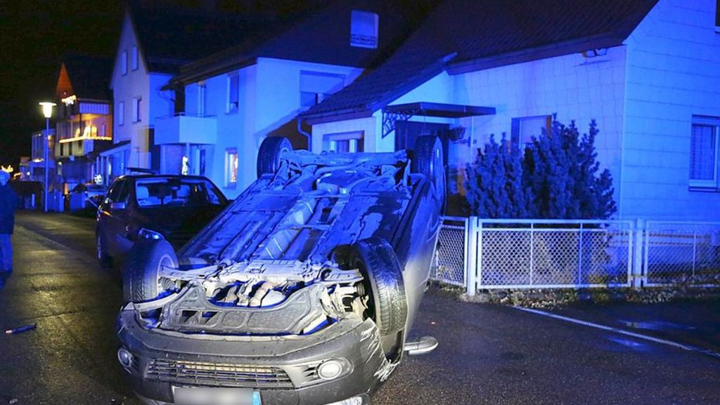  Der 19-jährige Fahrer eines VW ist am Montag in Gingen gegen einen Gartenzaun gefahren. Anschließend kippte sein Fahrzeug um. Es scheint nicht ganz klar zu sein, wie es zu dem Unfall kam. 