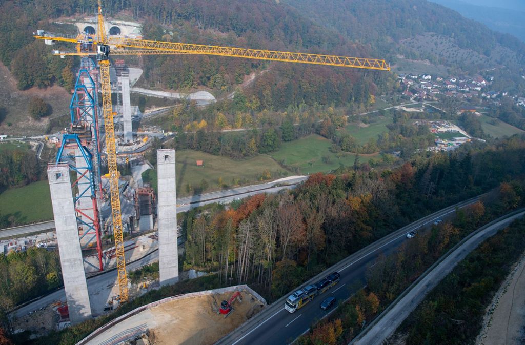 Von oben bietet sich ein spektakulärer Blick auf die künftige Brücke, die das Filstal in einer Höhe von 85 Meter überspannen wird.