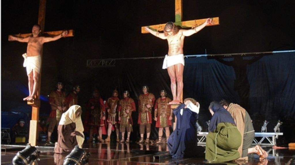 Karfreitag: „Jesus“ am Ulmer Münster symbolisch gekreuzigt